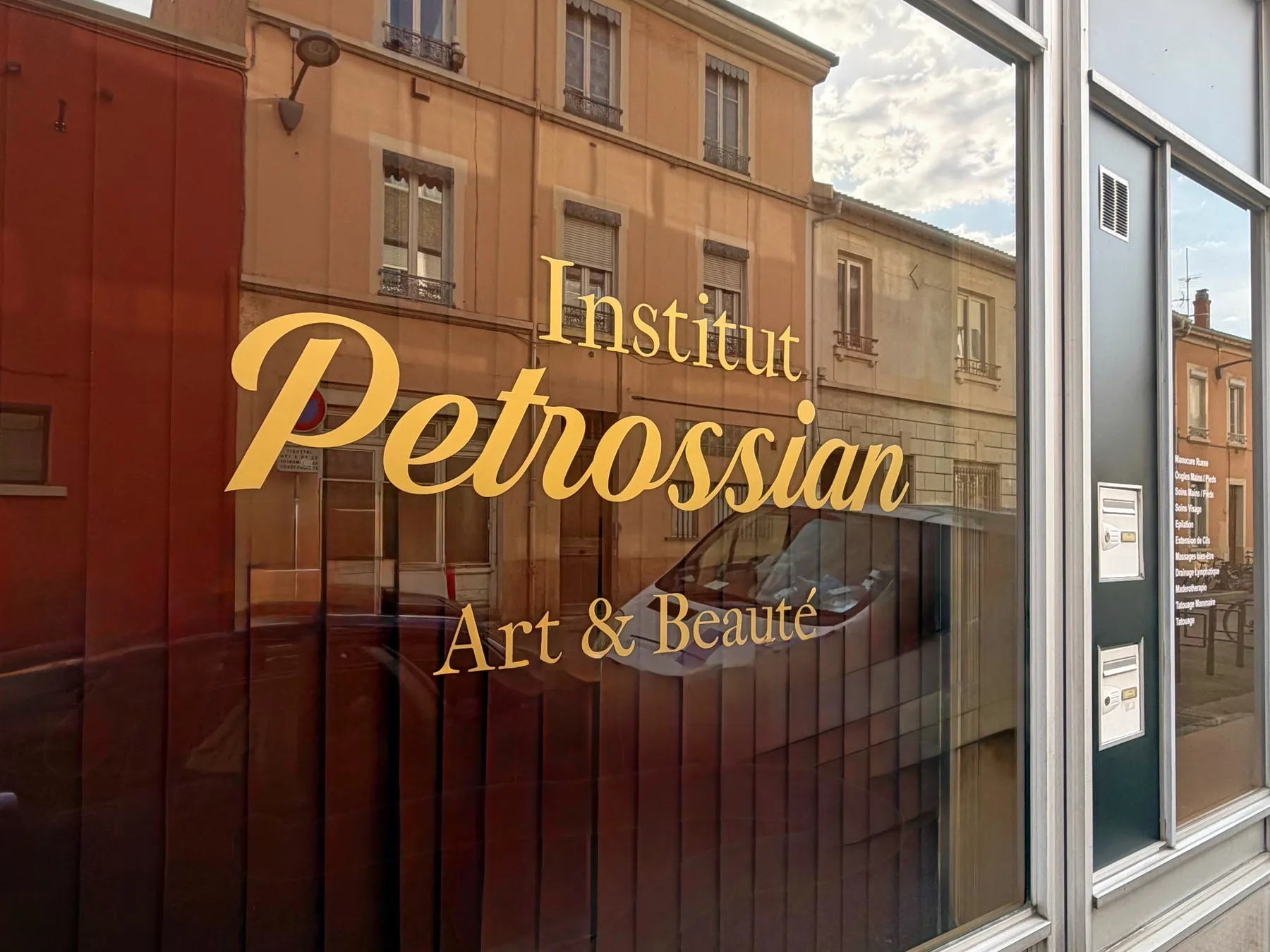 La vitrine de l'Institut Petrossian, rue Hippolyte Kahn à Villeurbanne